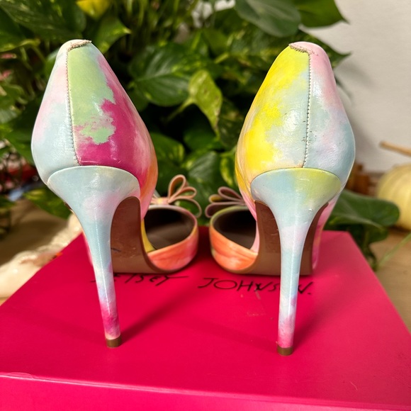 Betsy Johnson tie dye bow heals - Picture 3 of 4